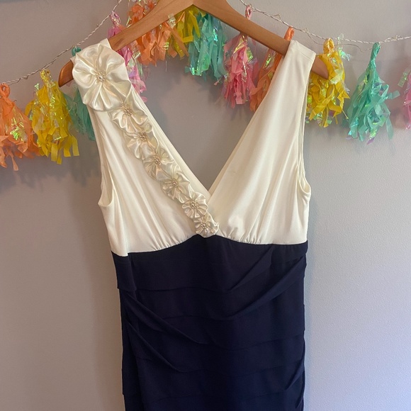 V-neck white and navy dress with flower detail - Picture 1 of 6